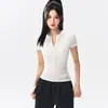 Camiseta de manga corta con cuello henley simple y diseño de cuello en V con botones, top de estilo coreano para correr y fitness, uso diario, verano 2026
