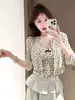 Conjunto de duas peças em estilo coreano: cardigã doce e picante com estampa de coração sobreposto a uma camisola com acabamento em renda, emagrecedor e versátil, look elegante
