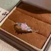 Anillo Octagonal Estilo Francés Retro Ultra Brillante Corte Milenio Rosa, Moda de Lujo Ligero con un Toque de Alta Gama, Nuevo Anillo de Flor de Rosa con Diamante