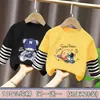 Camiseta estilosa de manga comprida para meninos, algodão puro, primavera e outono de 2026, top estiloso para crianças mais velhas, roupas infantis, base de camiseta falsa de duas peças