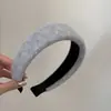 Faixa de Cabeça de Veludo de Lã para Mulheres 2025 Nova Moda Outono e Inverno Grampo de Cabelo Fashionável Faixa de Cabeça Adorável Chapéu de Aba Larga