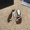 Sandálias de salto anabela com poá estilo francês para mulheres, novos sapatos de salto alto para o verão de 2026, sandálias slip-on com fivela de metal afuniladora