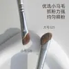 Brocha Pequeña para Sombras de Nariz en Forma de Hoja de Sierra Color Oro Rosa, Brocha Profesional Inclinada para Maquillaje para Difuminar Cosméticos y Contouring, Brocha Inclinada para el Puente de la Nariz