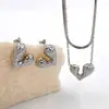 Conjunto de Collar y Pendientes en Forma de Corazón Estilo Europeo y Americano, Acero de Titanio Chapado en Oro, Lujo Ligero, Versátil Cadena para Clavícula de Moda de Gama Alta