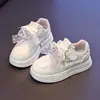 Zapatillas infantiles, nuevo estilo otoño 2025, zapatos casuales lindos estilo coreano para niñas, estilo de dibujos animados, zapatos blancos para niños medianos y grandes y estudiantes.