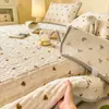 Frazada de Cama de Felpa de Leche de Gasa de Doble Capa Juego de Tres Piezas Dormitorio de Estudiantes Manta de Doble Cara Protector de Colchón y Cama