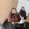 Lujo discreto de alta gama, diseño de nicho, bolso de mano de gamuza con detalles plisados, nueva colección otoño/invierno 2026 para mujer, bolso de hombro o bolso cruzado