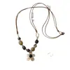 Collar colgante de flor con cuentas de resina y piedra en cordón de cuero vintage, cadena para suéter de lujo ligero de nicho de alta gama, accesorio de moda