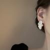 Pendientes de perlas con flores plisadas de aguja plateada de estilo francés, sencillos y elegantes, combinables con todo, ligeros y lujosos, de alta gama para mujer.