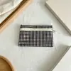 Bolsa de lona simple y minimalista con estampado de cuadros, de gran capacidad, perfecta para guardar monedas, audífonos y otros artículos pequeños - una bolsa de almacenamiento versátil y portátil