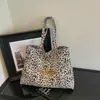 Bolso de lona con estampado de leopardo de gran capacidad para mujer, nueva moda 2026, casual y versátil, adecuado para ir al trabajo, bolso de hombro tote