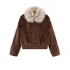 Otoño/Invierno 2026: Moda femenina de nueva temporada, presentando un abrigo elegante, cálido y esponjoso con cuello de solapa, un diseño suave y elegante, y un top de retazos a la moda
