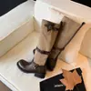 Botas longas retrô de bico redondo com acabamento vintage desgastado, apresentando detalhes plissados, um salto grosso e um design color-block com detalhes de fivela de cinto - a nova coleção outono/inverno de 2026 de botas de montaria de cano alto