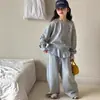 Conjunto de Niña Peces Rojos Pequeños Primavera 2026 Nuevo Estilo Primavera y Otoño Sudadera de Color Sólido Conjunto Deportivo Casual Conjunto Padre-Hijo