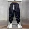 Calça jeans casual slim fit masculina da moda, calça cropped simples e nova estilo japonês para o dia a dia, tendência popular de verão