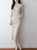 Vestido de Punto de Lana Pura con Cuello Redondo y Mangas Largas Acampanadas, Color Sólido, Canalé Ajustado, Vestido Midi