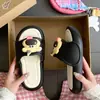26 Novos Modelos de Verão de Chinelos Slip-On com Aparência Elegante e Fofos para Meninas Usarem em Casa e ao Ar Livre, Chinelos Slip-On Esportivos Leves e Confortáveis à Venda