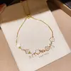 Pulseira de Flor de Zircônia e Pérola Banhada a Ouro Real, Sensação de Luxo Leve e Alto Padrão, Acessório de Mão Estiloso e Moderno com um Design Único