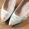 Tacones Altos de Satén Estilo Chino con Tacón de Almohada Blanca para Mujer, Nuevos 2026 Zapatos Bordados Cheongsam Hanfu, Zapatos Retro de Boda China