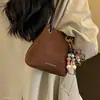 Nueva moda 2026: Bolso cubo estilo coreano con estampado de leopardo para mujer, lujo ligero, elegante y minimalista, adecuado para otoño, se puede llevar en la mano o cruzado.