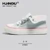 Tênis Globais de Lona Azul Claro para Mulheres, Novidade Primavera/Verão 2026, Tênis Casuais Versáteis de Cano Alto, Sapatos Originais com Bolinhas para Mulheres
