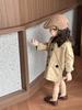 Ropa Exterior Personalizada para Niñas, Nuevo Estilo Otoño 25, Cortavientos de Longitud Media con Solapa de Estilo Británico Retro para Bebés, Top Infantil