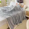 Manta de burbujas de franela transfronteriza, manta para oficina con aire acondicionado, manta para siesta, manta de leche polar otoño/invierno, artículos de regalo al por mayor