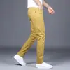 Pantalones Casuales Gris Claro Primavera 2026 Hong Kong para Hombre Ajuste Delgado Elásticos Ajustados Pantalones de Vestir de Gama Alta