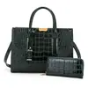 Bolsa tote grande de couro envernizado com padrão de crocodilo para mulheres, nova bolsa de mão da moda europeia e americana de 2026, bolsa para ombro e transversal para o dia a dia