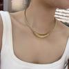 Collar de acero de titanio resistente a la decoloración, estilo de metal frío avanzado, diseño de colgante de codo curvo, collar de moda que combina con todo.