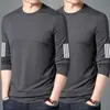 Camiseta elástica de manga larga para hombre, corte holgado, adecuada para primavera y otoño, color liso, versátil, se puede usar como atuendo de pareja, capa interior para hombre
