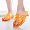 Pantuflas de plástico cristalino para uso doméstico en verano, aptas para hombres y mujeres, para baño interior, antideslizantes, resistentes a olores, sandalias de baño de gelatina tradicionales
