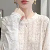 Camiseta estilosa de tricô jacquard de manga longa com um design chinês moderno, apresentando gola redonda, perfeita como camada base ou um top chique para o início do outono