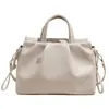 Bolsa Tote Plissada Versátil e Suave para Carregar na Mão para Mulheres 2025 Início do Outono Grande Capacidade Bolsa de Ombro Único Transversal de Luxo