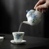 Tazón cubierto de pie alto con pequeña flor azul pintado a mano, taza de té, juego de té kung fu, tetera de cerámica, color bajo cubierta, taza para té de burbujas, tetera de mano antiquemaduras