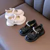 Sapatos pretos de couro de princesa, sapatos versáteis para meninas, novo estilo primavera 2026, sola macia, confortáveis e estilosos, sapatos de mola modernos para primavera e outono.