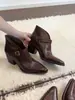 Estilo Vintage~Botines de Plataforma con Tacón Grueso 2026 Otoño/Invierno Nueva Llegada Punta Puntiaguda Hebilla Metálica Corte en V Versátiles para el Trabajo