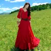 Foto real em estoque Vestido francês retrô vermelho com gola de cordão e babados, ajustável, ombro a ombro