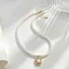 Collar minimalista de lujo ligero coreano y japonés con trébol de cuatro hojas circular incrustado de diamantes y perlas, con colgante de molinillo giratorio de perlas artificiales, un regalo para una novia