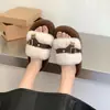 Exquisito diseño de hebilla, de suela gruesa, modernas y versátiles zapatillas de exterior para mujer, con exterior esponjoso, nueva colección otoño/invierno 2026, de suela suave, zapatillas de algodón de una sola tira