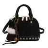Bolso con Concha Texturizada y Monograma en Relieve Transfronterizo 2025 Nuevo Bolso de Mano con Cadena para Mujer Bolso Cruzado de Hombro con Tachuelas Retro