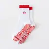 Meias antiderrapantes de comprimento médio para yoga com renda, estampas de coração e laço, silicone antiderrapante, meias esportivas profissionais para fitness e Pilates