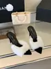 2026 Nuevo Modelo Comercio Exterior Europeo Punta Fina Versátiles Impresionantes Peludas Sexys Ropa de Exterior Tacón de Aguja Tacón Súper Alto Pantuflas Talla Grande
