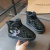 Botas de Neve Infantis 2026 Novo Estilo Veludo Plus Espessado Superfície de Couro para Meninas Impermeável Sapatos de Algodão Aquecimento Sapatos para Meninos Botas de Inverno Versátil