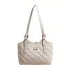 Bolso de axila de nicho coreano para mujer, bolso tote acolchado de moda nuevo y moderno 2026, bolso versátil de gran capacidad para el día a día