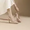 Zapatos de tacón alto con punta y sin espalda, remachados, para mujer, modelo nuevo 2026, color nude, tacón grueso, plataforma, versátiles para el trabajo, sandalias populares