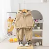 Traje de primavera para niños 2024, nuevo conjunto de tres piezas con capucha estilo primavera y otoño para bebés, traje de trabajo para bebés y niños a la moda.