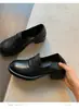 Zapatos Pequeños de Cuero Estilo Retro Británico para Mujer Otoño Invierno Nuevos Zapatos de Tacón Medio para Viajar Punta Redonda Tacón Grueso Zapatos de Una Pieza Mocasines Slip-On