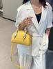 Bolsa de Ombro de Couro Bovino de Primeira Camada para Mulheres, Lenço de Seda Fashion Transfronteiriço, Bolsa Concha para Compras e Deslocamento de Estudantes, Versátil de Couro Genuíno Portátil Macia