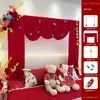 Decoración de Habitación de Boda con un Estilo Chino de Alta Gama, Cortinas de Colores Contrastantes Rojo y Azul, Pared del Fondo de la Cabecera con el Carácter de Doble Felicidad, Habitación de la Novia